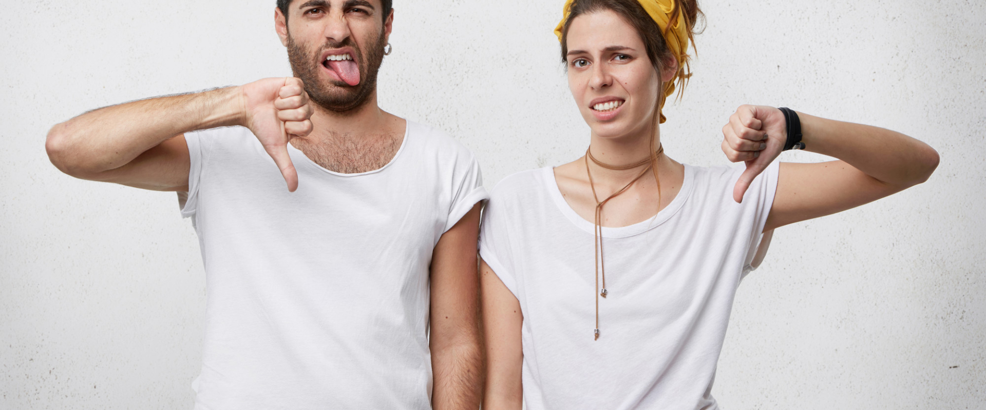 pouce en bas homme femme