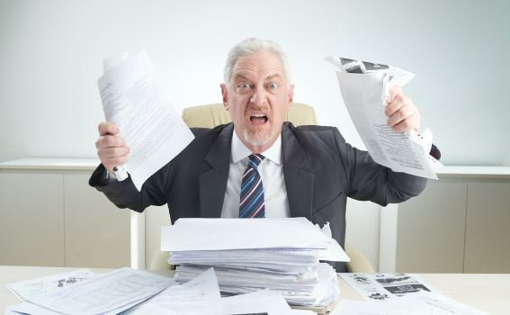 Gestionnaire furieux accablé par le travail