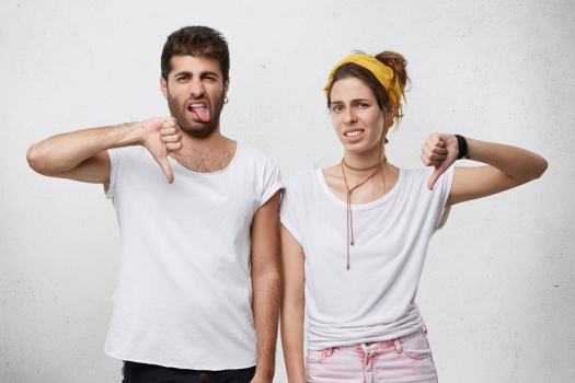 pouce en bas homme femme