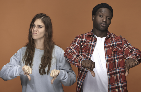 homme femme pouces en bas 