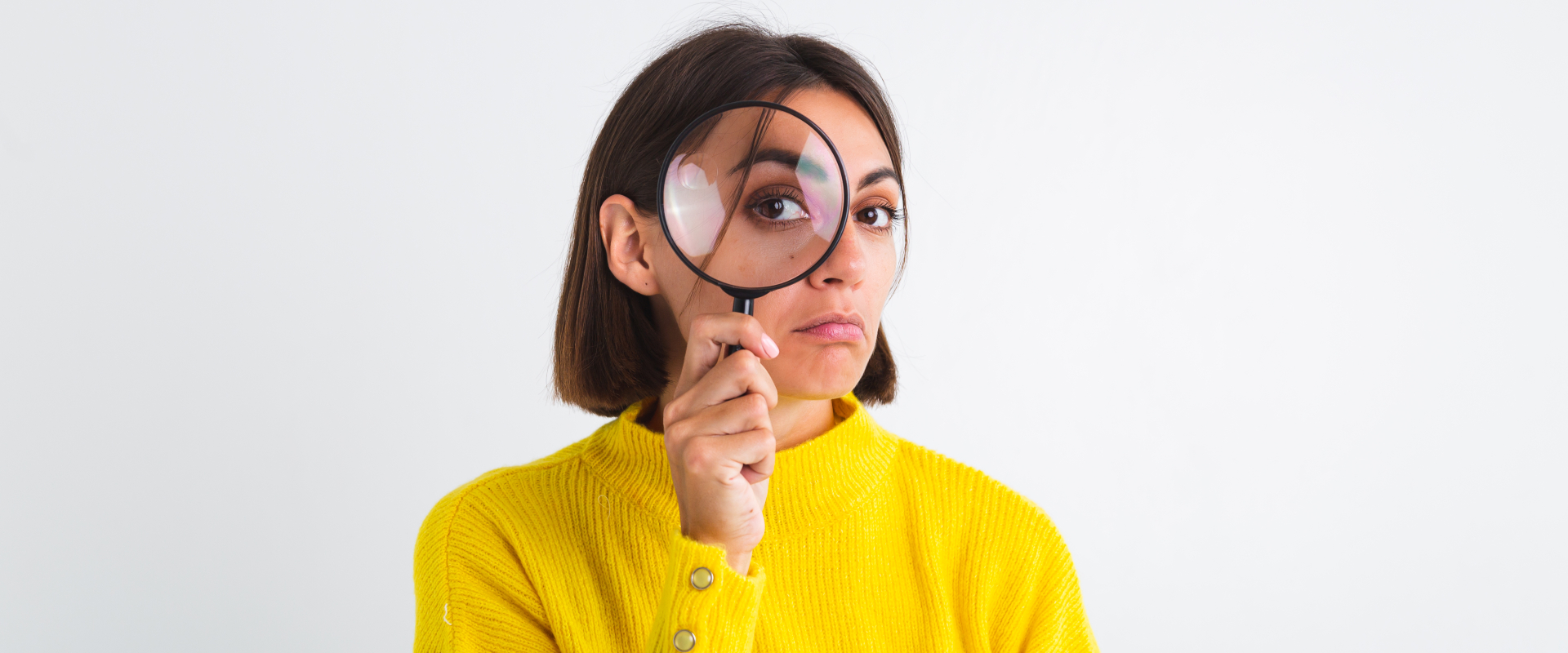 femme avec loupe