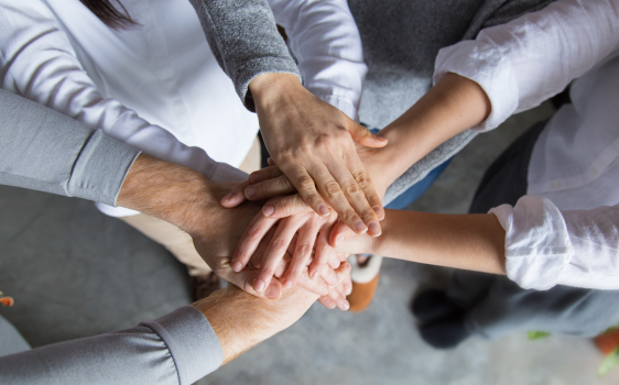 Quatre membres de l'équipe exprimant leur solidarité