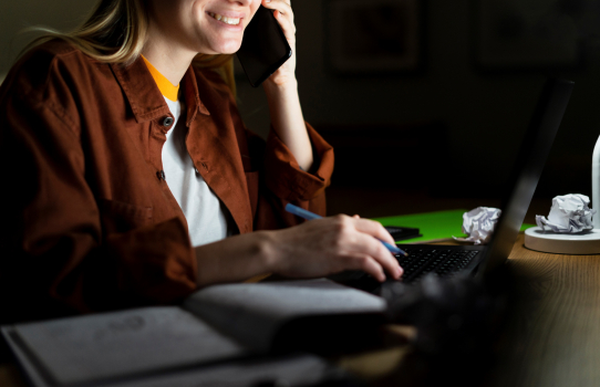 Vue frontale, de, femme parler téléphone