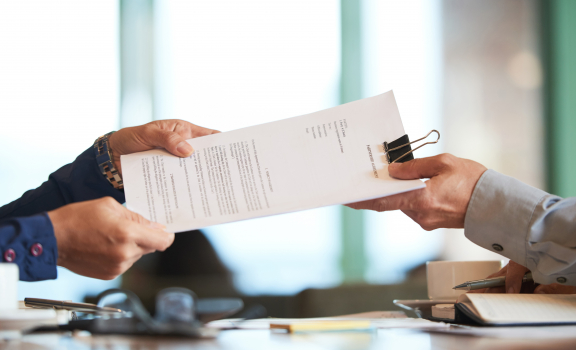 Gros plan des mains en passant le contrat à l'homme d'affaires méconnaissable