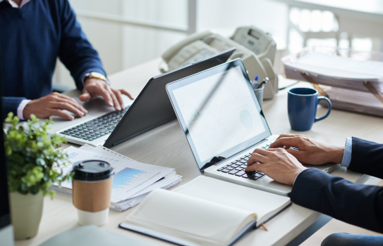 Vue latérale de gens d'affaires recadrés méconnaissables recadrés travaillant au bureau commun 