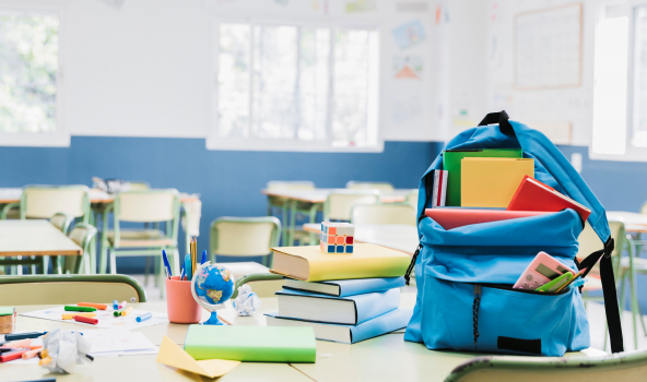 Cartable, à, livres, et, papeterie dispersée, sur, bureau