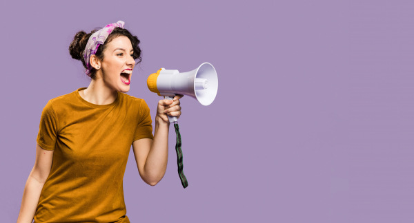 Femme crie dans un mégaphone