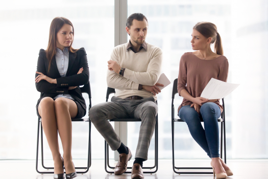 Les demandeurs d'emploi se font concurrence pour la position, la rivalité et la concurrence entre hommes d'affaires