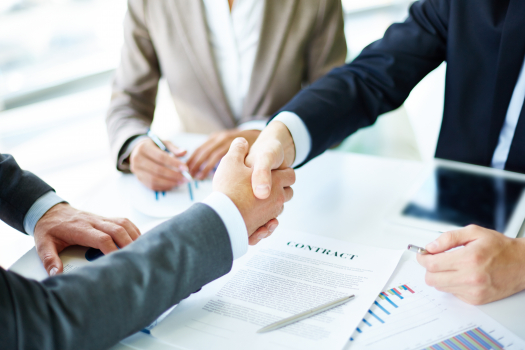 Handshake close-up des cadres 