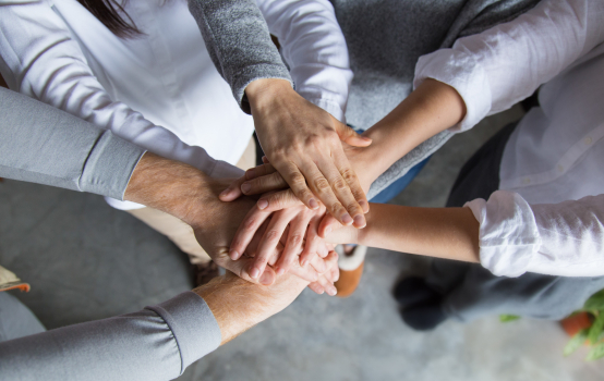 Quatre membres de l'équipe exprimant leur solidarité