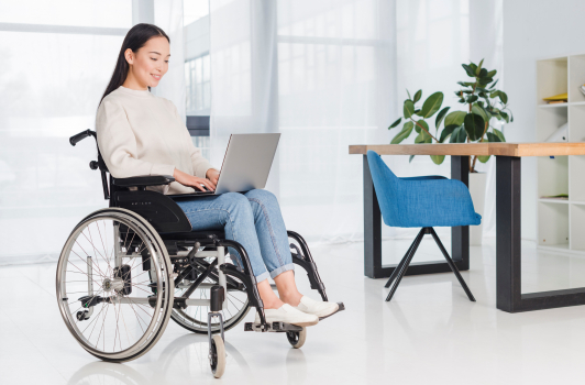 Jeune femme handicapée assise dans un fauteuil roulant 