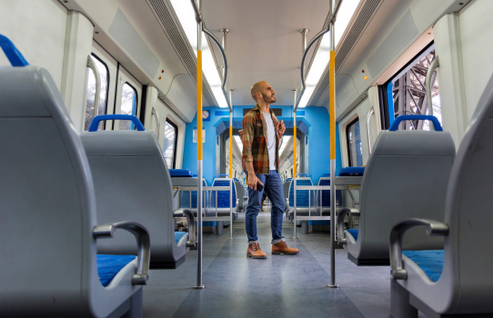 Voyageur à faible angle dans le métro