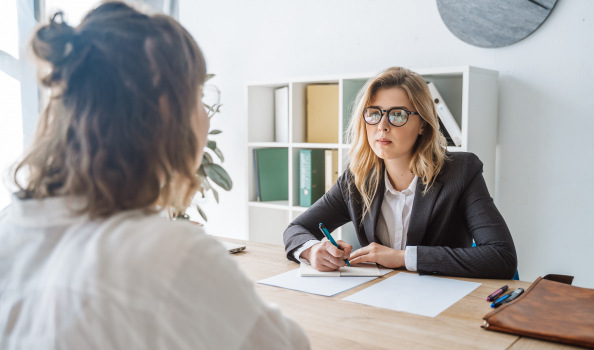 Jeune candidate interrogée par l'employeur