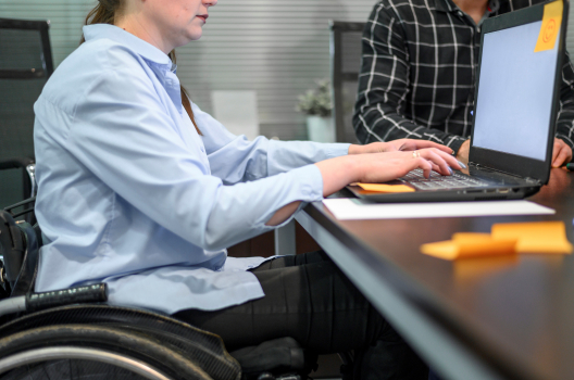 Femme affaires, fauteuil roulant