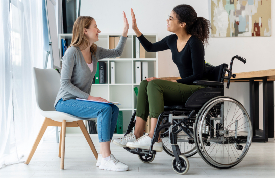 Vue de face de jeunes femmes positives célébrant