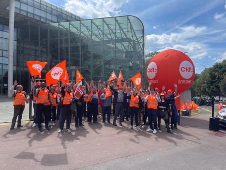 Mobilisation devant annexe tribunal nanterre 10 mai pour Orange