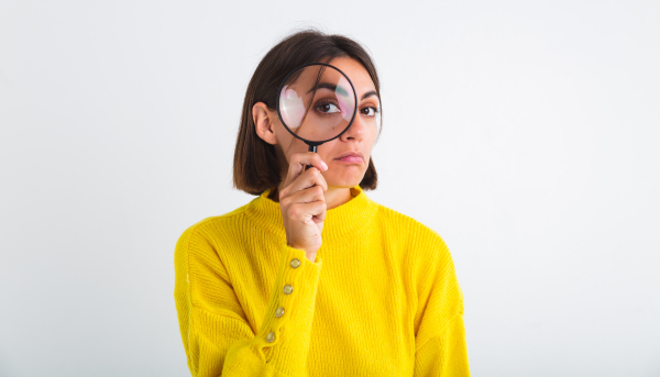 femme avec loupe