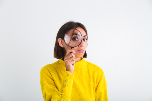 femme avec loupe