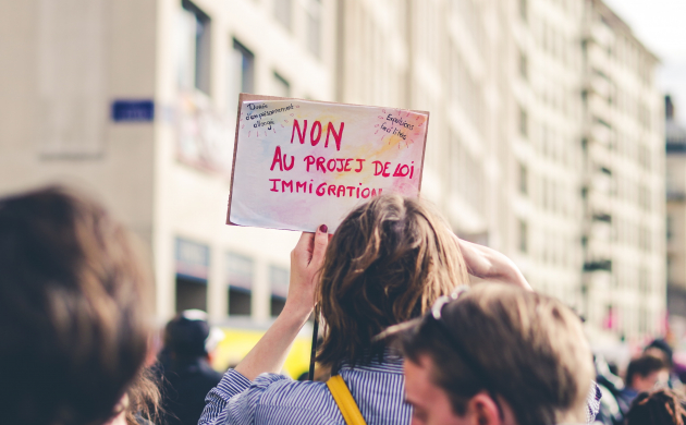 Manifestante contre les discriminations